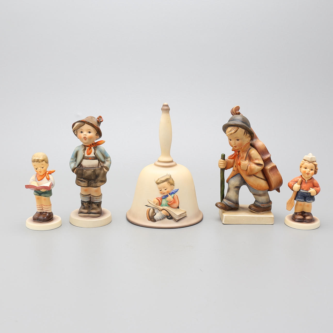 FIGURINER, 4 st, samt ÅRSKLOCKA, Hummel, Goebel.