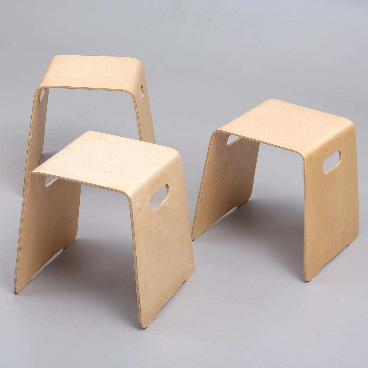 Ein Satz von 3 Paletten, geformtes Sperrholz.