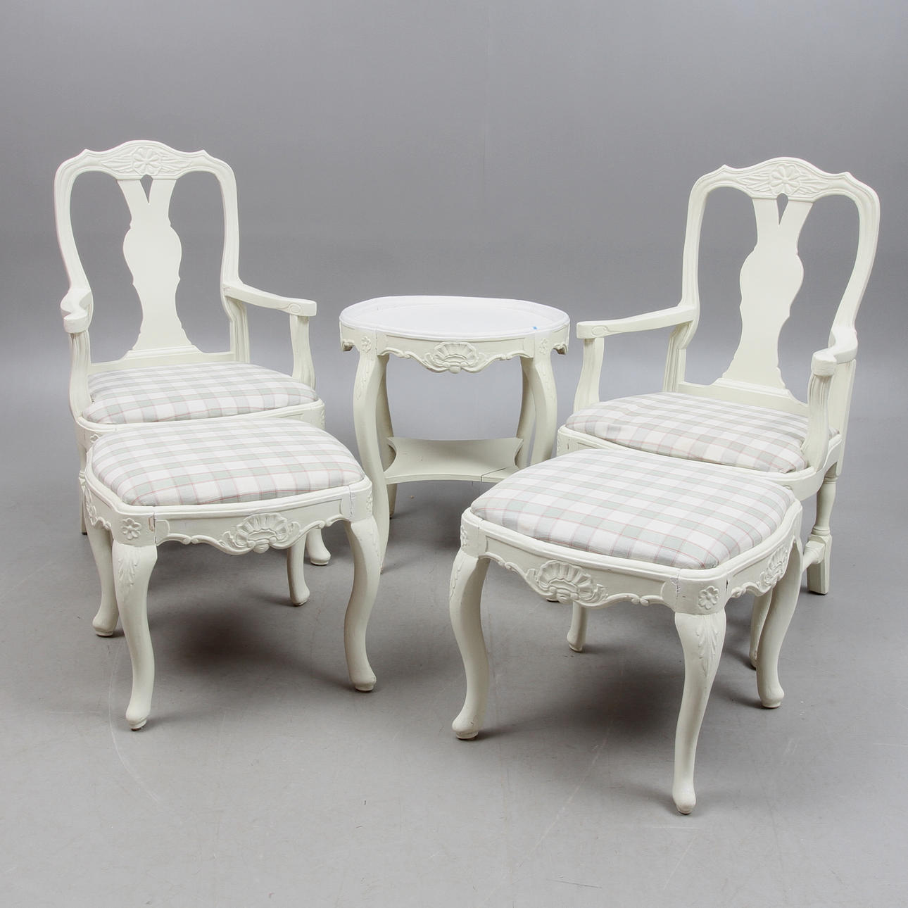 KARMSTOLAR 1 par, TABURETTER 1 par samt BORD, rokokostil, 1900-tal.