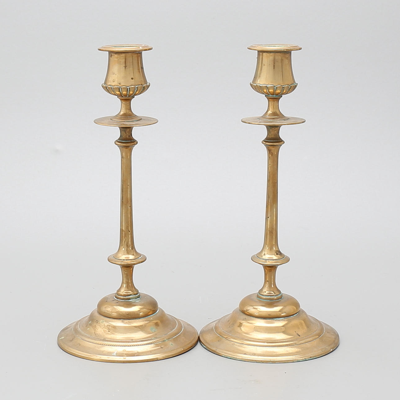 LJUSSTAKAR, ett par, mässing, Gusums bruk nr. 47.