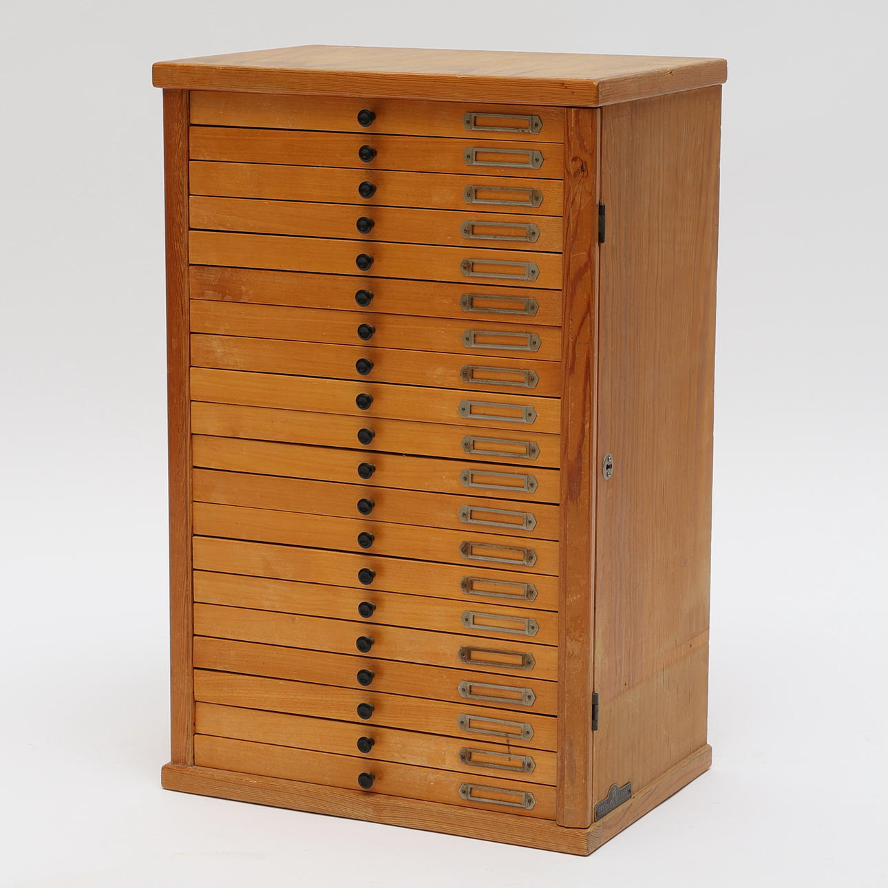 ARKIVSKAB, lille træ, 20. århundrede.