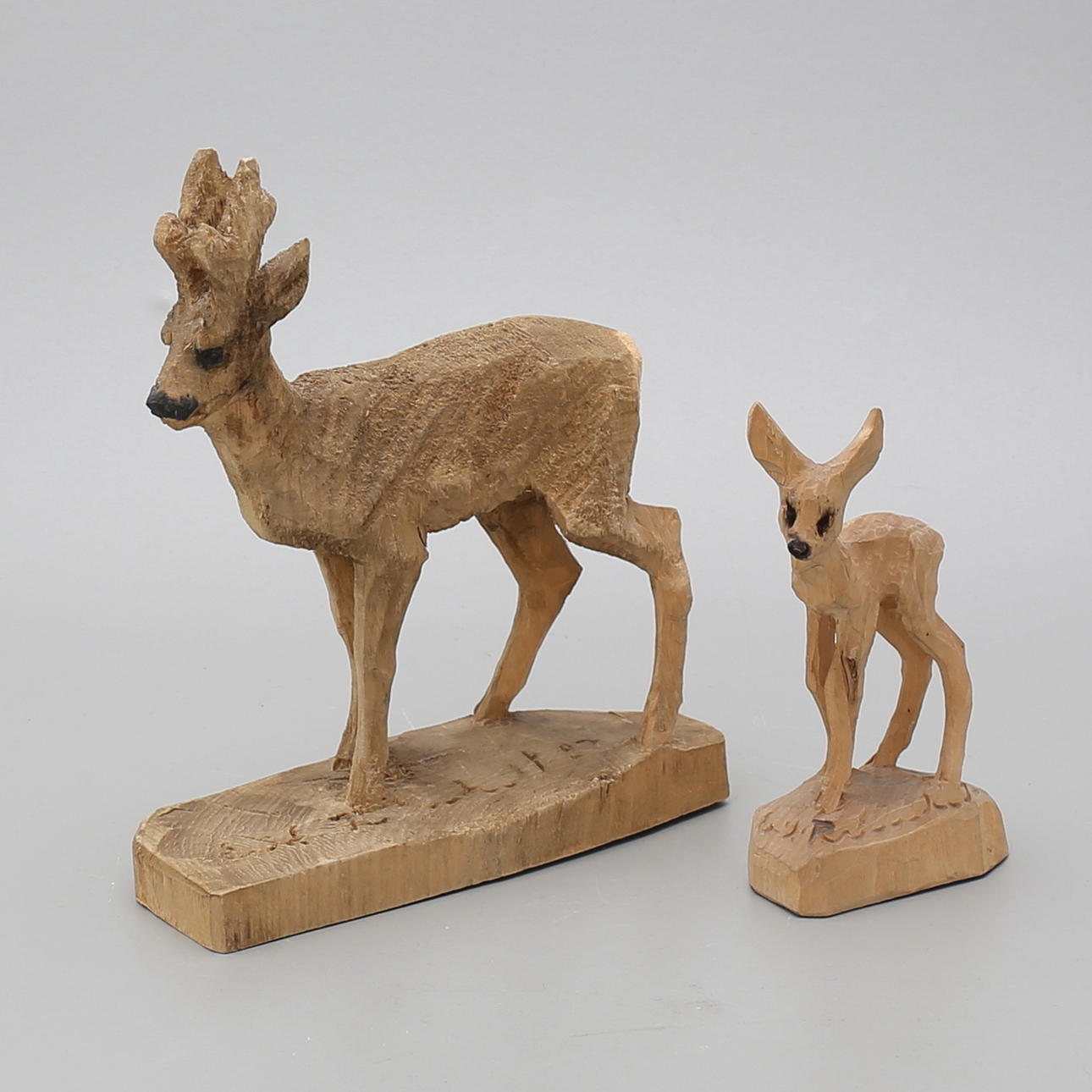 ERIK REIMHULT. Rådjur, 2 st. Snidat trä, signerade och daterade 55 samt 87.
