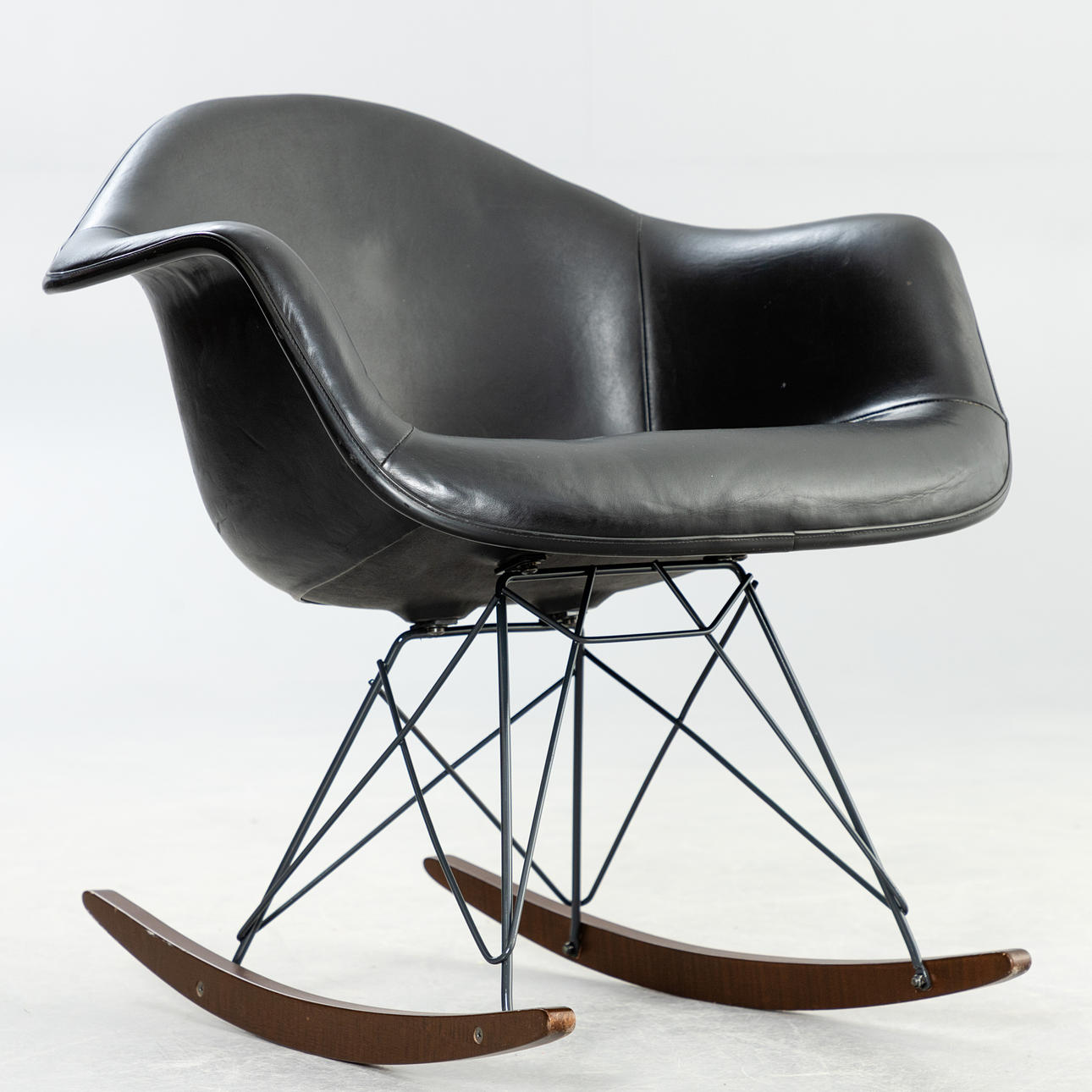 gyngestol, „RAR“, Ray & Charles Eames, Herman Miller, sort læder.
