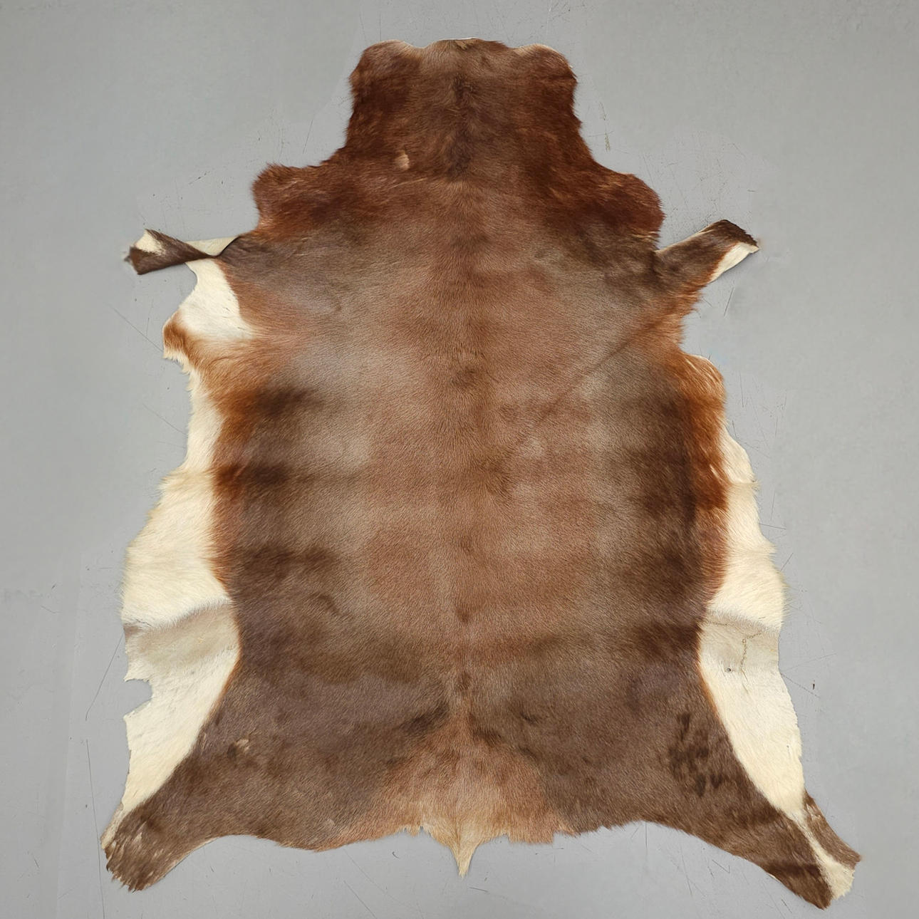 ALFOMBRA PIE DE CAMA EN PIEL DE CABRA.