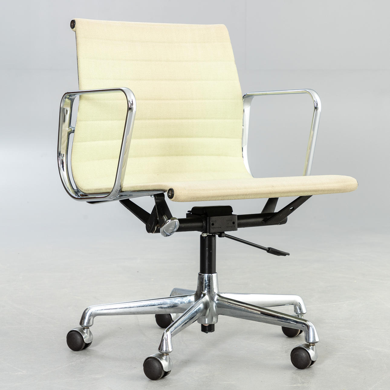 Aluminiumsstol, „EA 117,“ Ray & Charles Eames, Vitra, Hopsak.