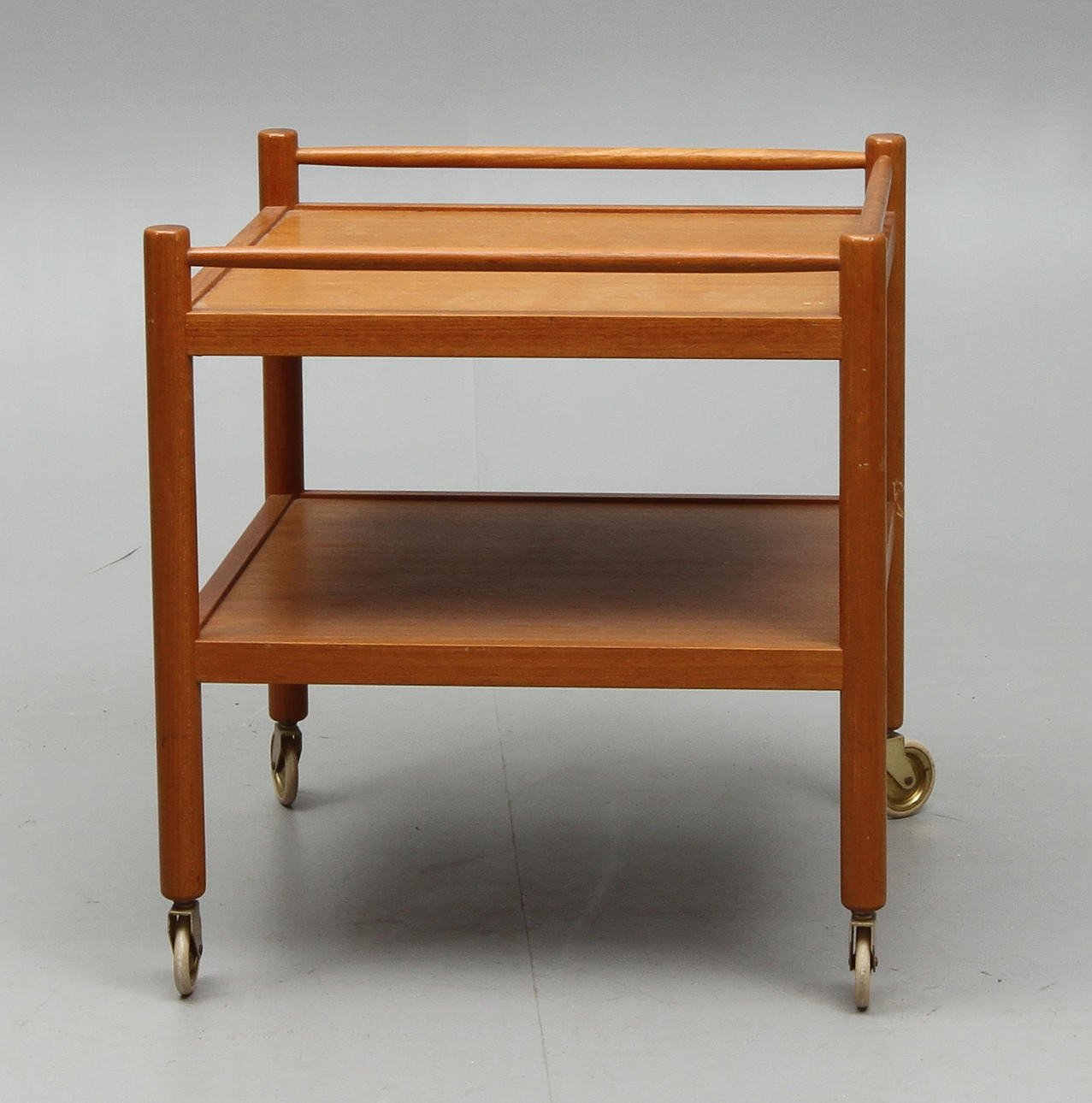 SERVERINGSVAGN, teak, på hjultrissor, 1960-tal.
