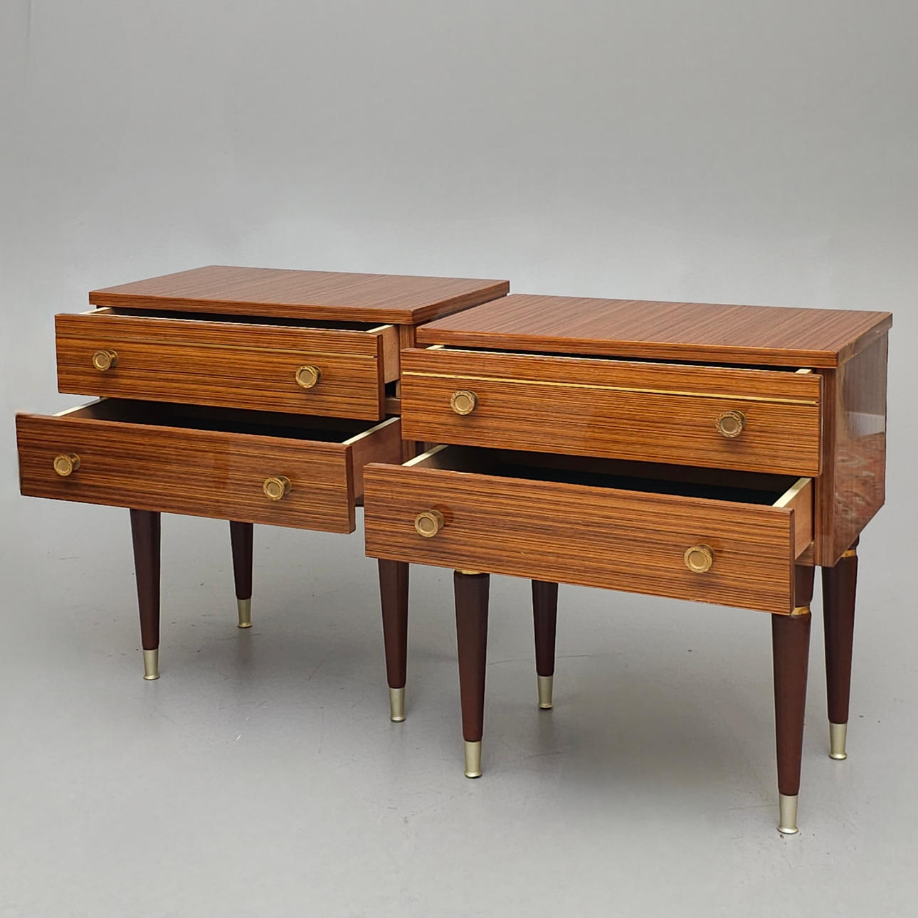 PAAR NACHTTISCHE AUS WURZELHOLZ.