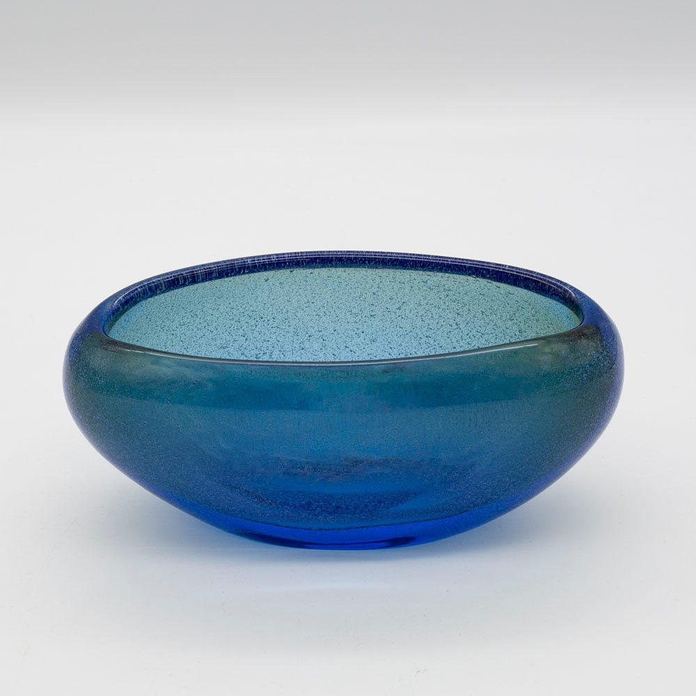 LUBOMIR BLECHA. BLAUE GLASSCHALE, TSCHECHOSLOWAKEI, SIGNIERT. Glasobjekte - Glaskunst