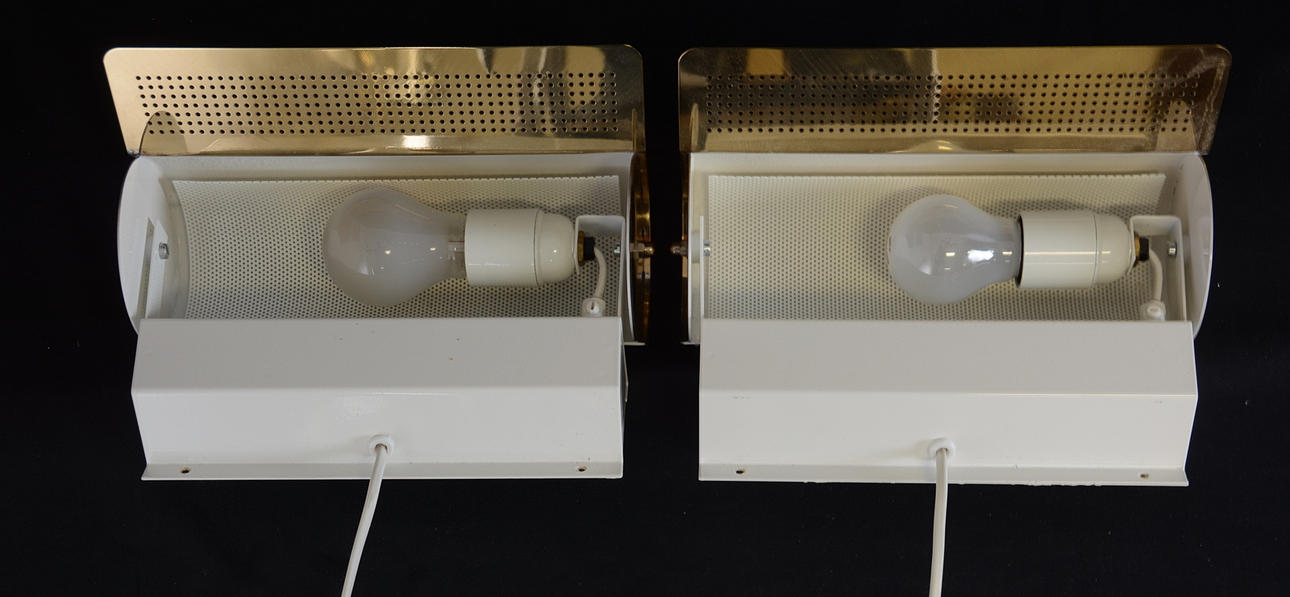 VÄGGLAMPOR, ett par, gulmetall, "Keps", Börje Lindau, Zero. Formgiven 1972.