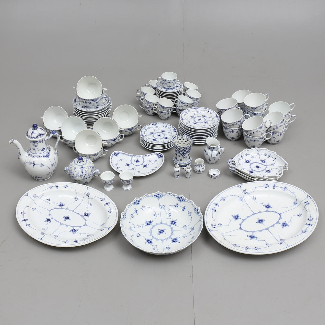 SERVISDELAR, 110 delar, "Musselmalet",Royal Copenhagen.