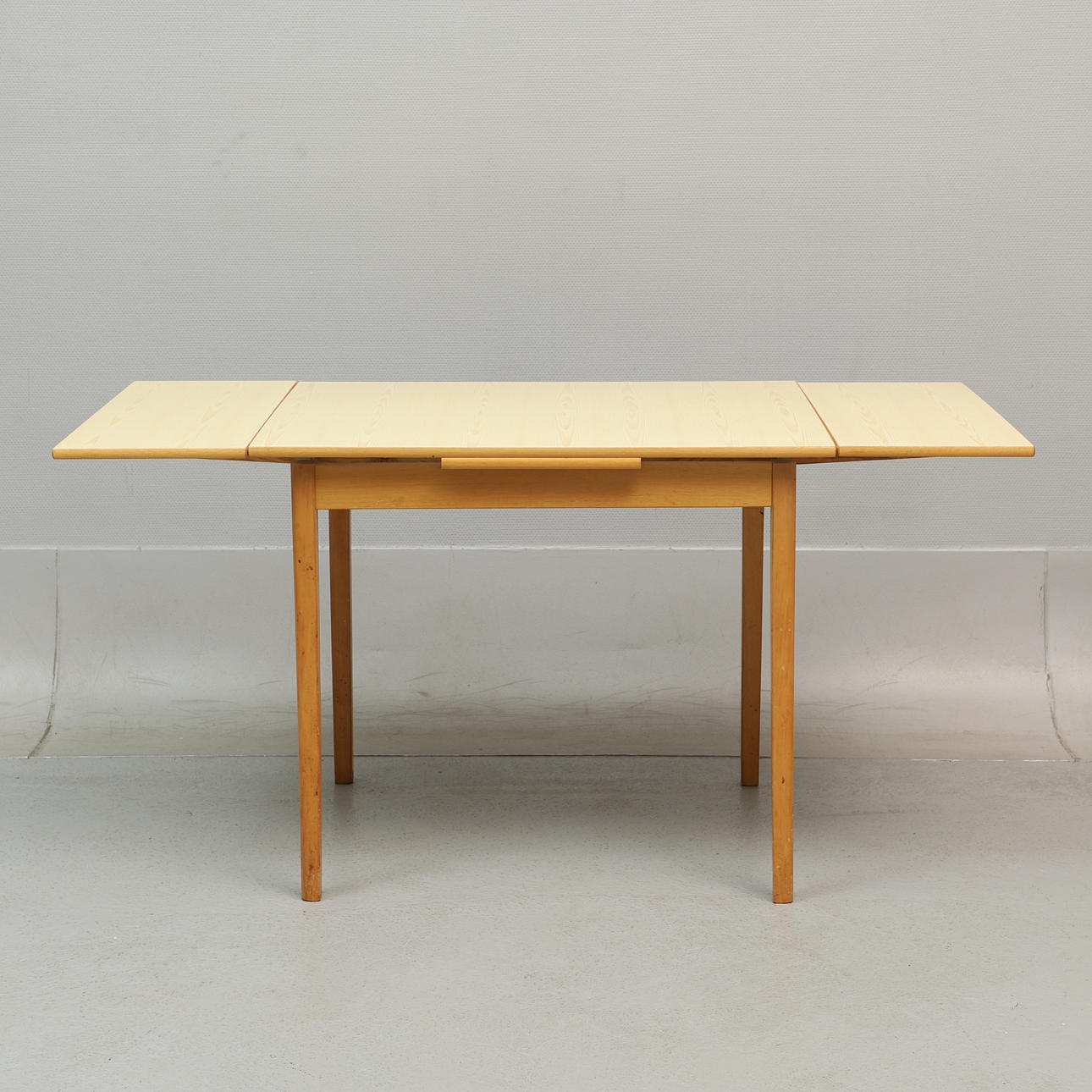 KITCHEN TABLE, with pull-out plates, 1900/2000's.