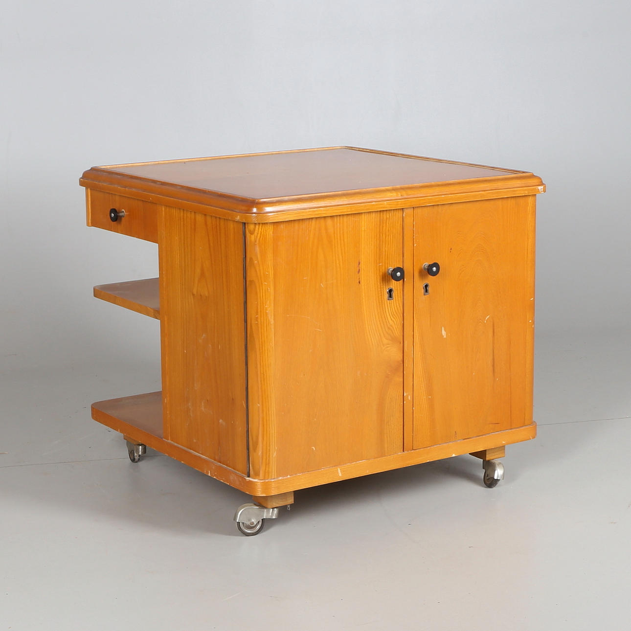 RÖKBORD, sannolikt alm, 1900-talets första hälft.