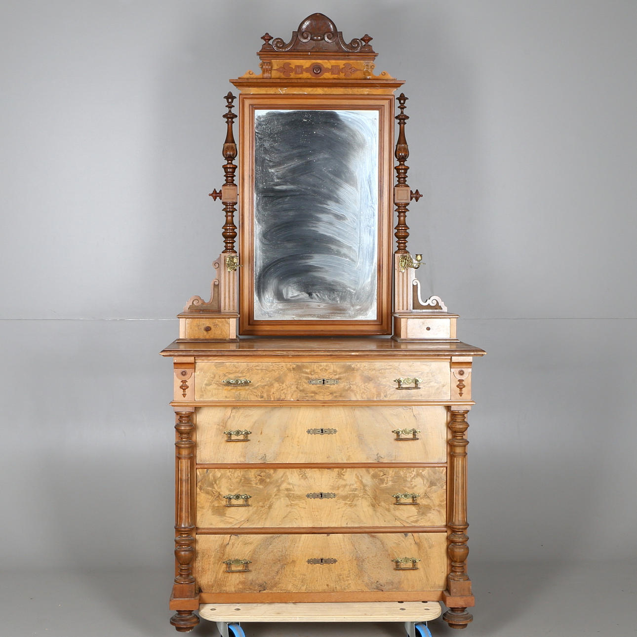 SPEGELBYRÅ, nyrenässansstil, 1900-talets början.