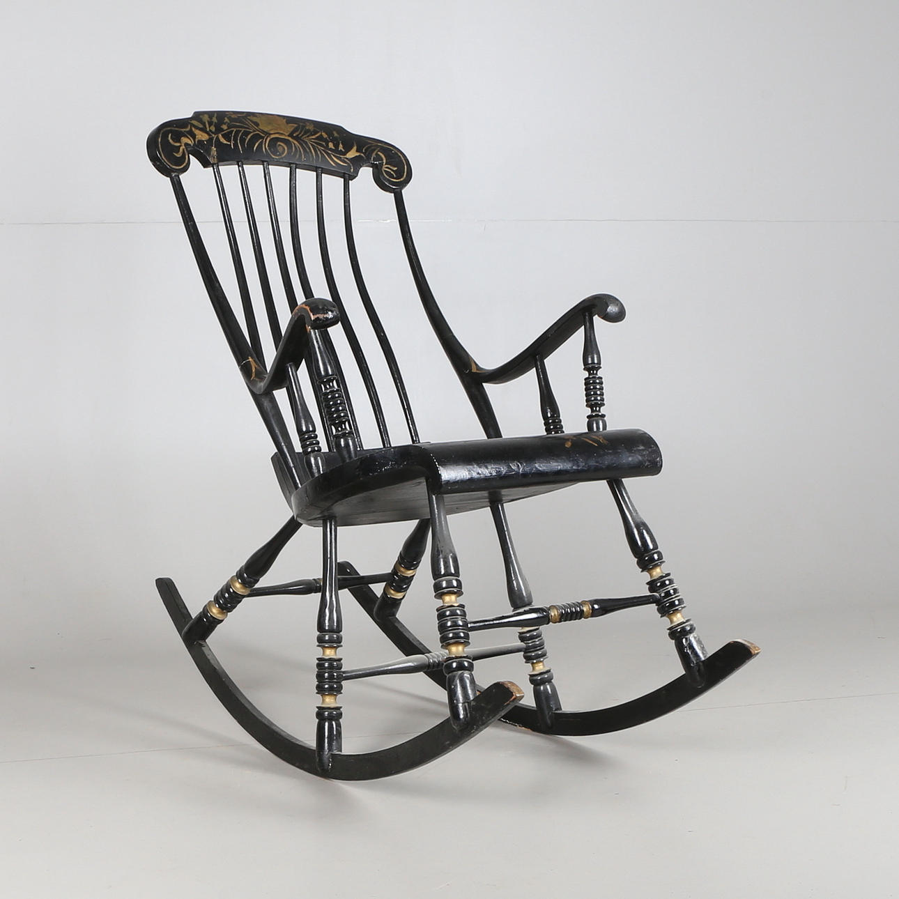 GUNGSTOL, trä, svart- samt guldmålad, 1800-tal.