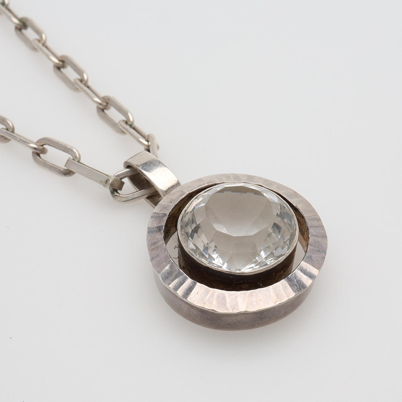 CLAES GIERTTA. PENDANT WITH NECKLACE.