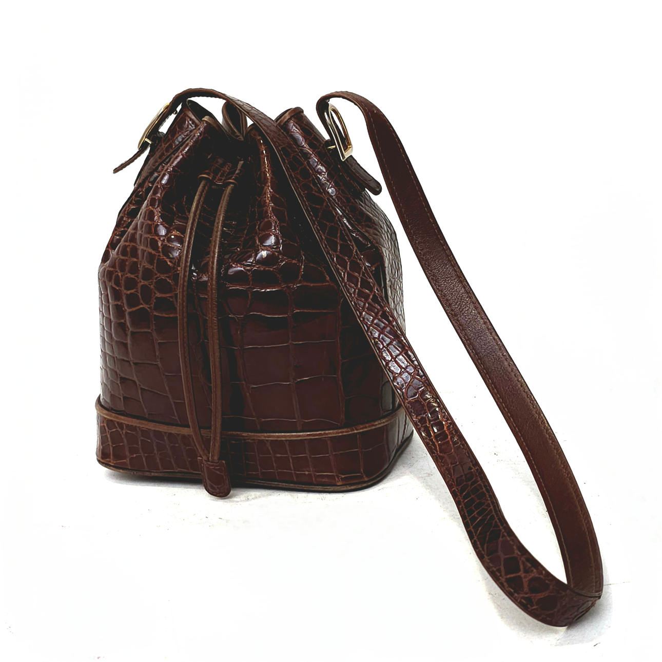 LOEWE. BALLONTASCHE AUS BRAUNEM KROKODILLEDER.