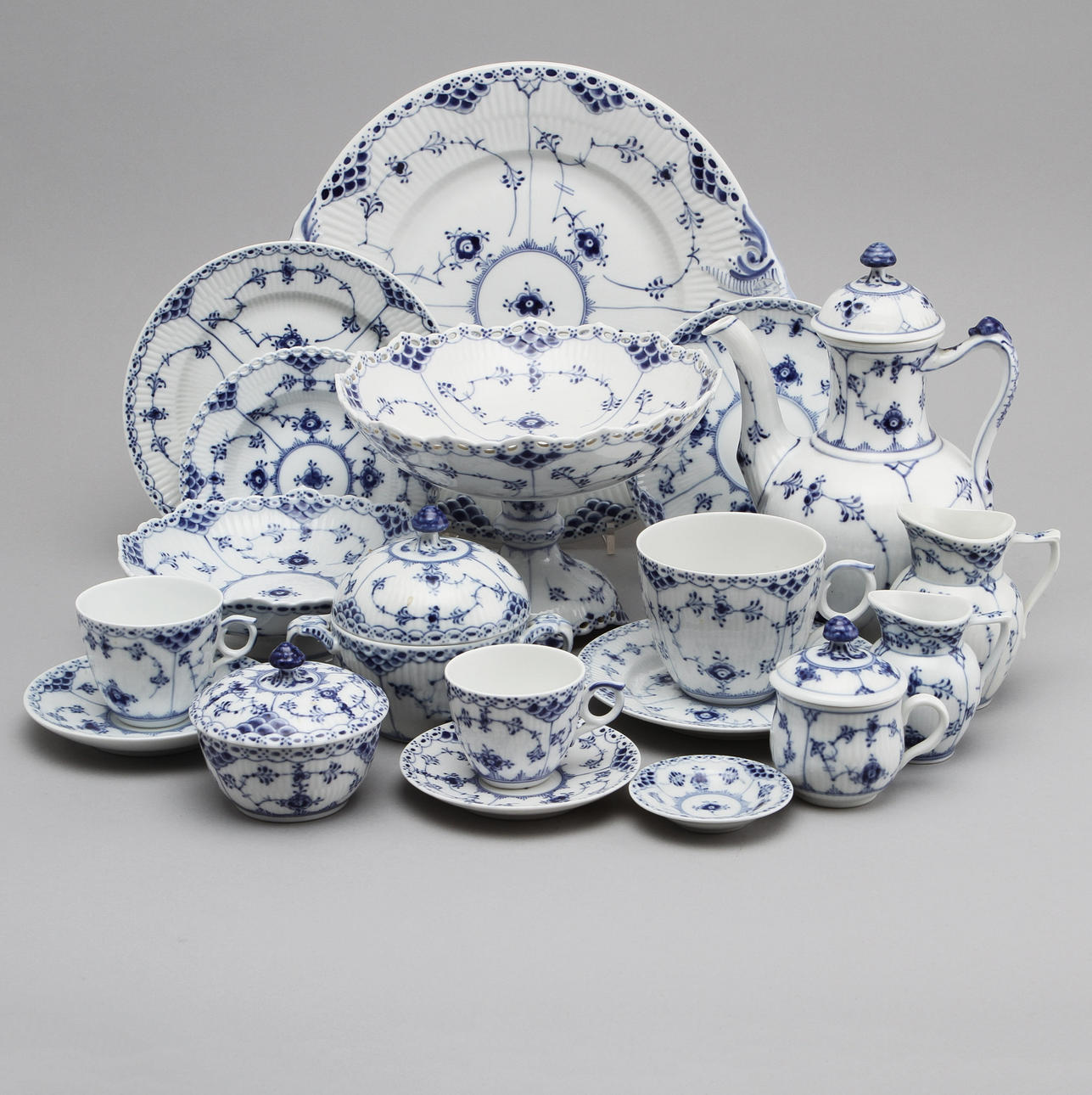 KAFFESERVIS, 55 st, porslin, " Helblond Musselmalet", Royal Copenhagen.