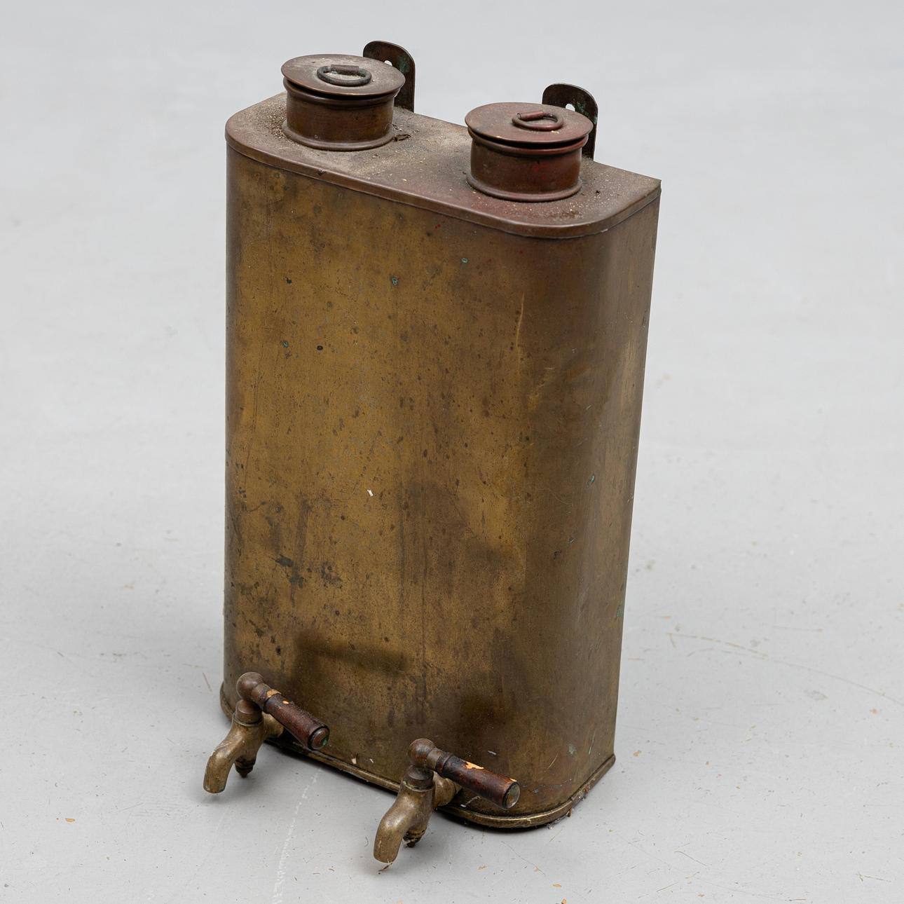 VATTENBEHÅLLARE, med tappkranar, mässing, 1900-tal.