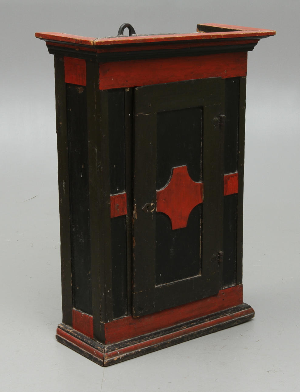 HÄNGSKÅP, allmoge, daterat 1731.