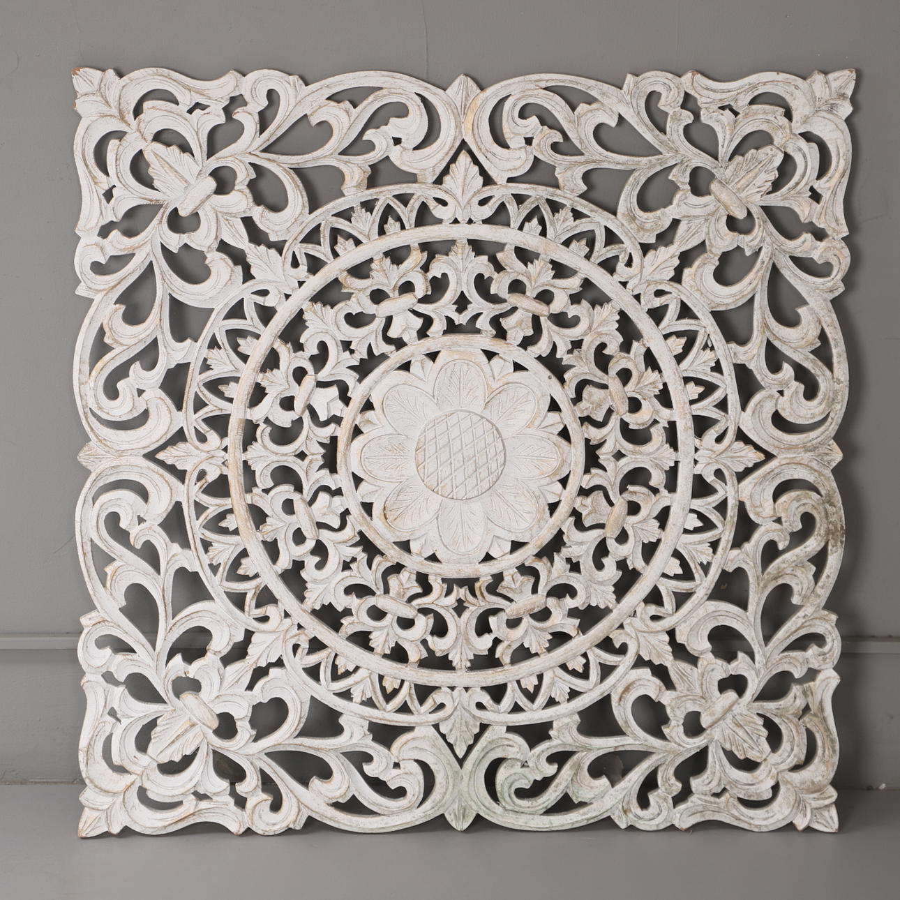 VÄGGDEKORATION, vitmålad, Mio.