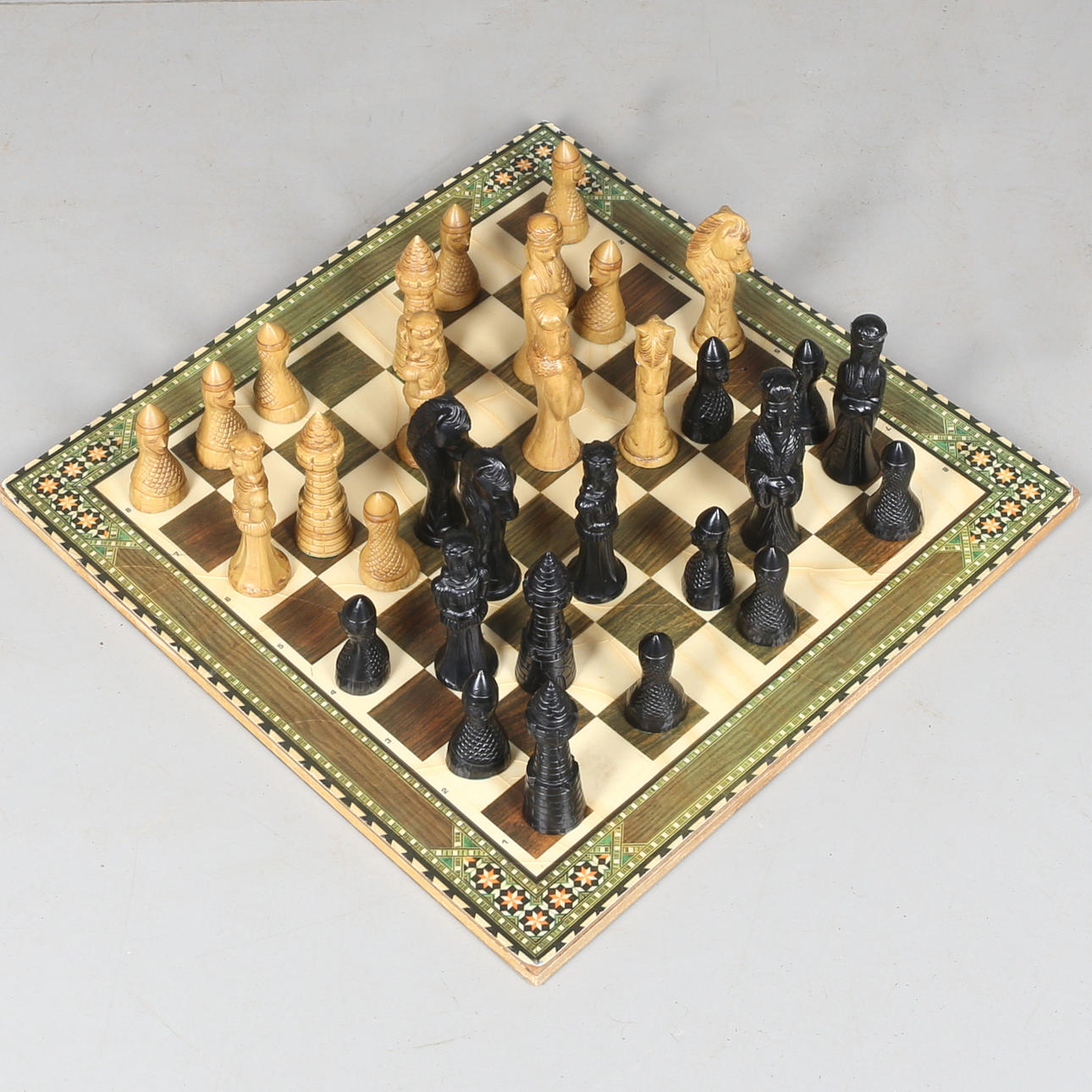 SCHACKBRÄDE med pjäser i trä, 1900-talets senare del.