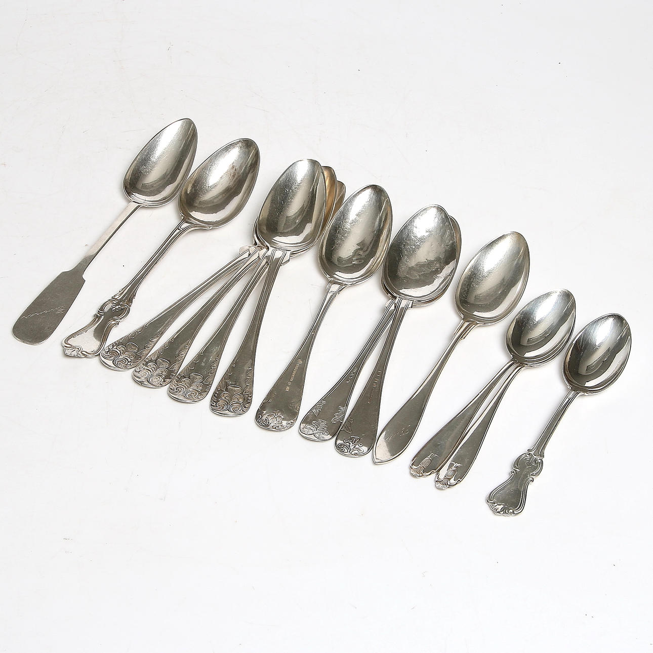 SKEDAR, 13 delar, silver, bl.a. Pehr Abraham Taxberg, Sundsvall samt G. Thulin, Halmstad. 1800-tal. Vikt 686 gram.