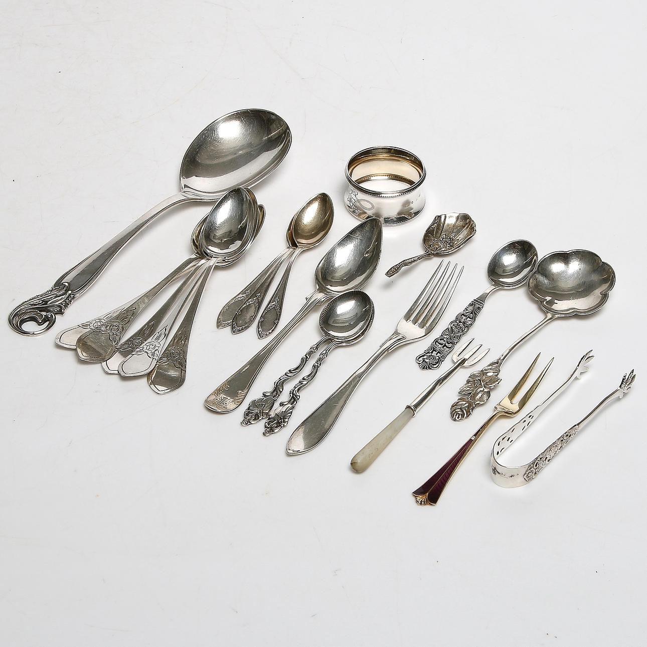 BESTICKDELAR, 20 st, silver, bl.a. Guldsmedsaktiebolaget GAB samt C.G. Hallberg. 1900-tal. Total vikt 290 gram.