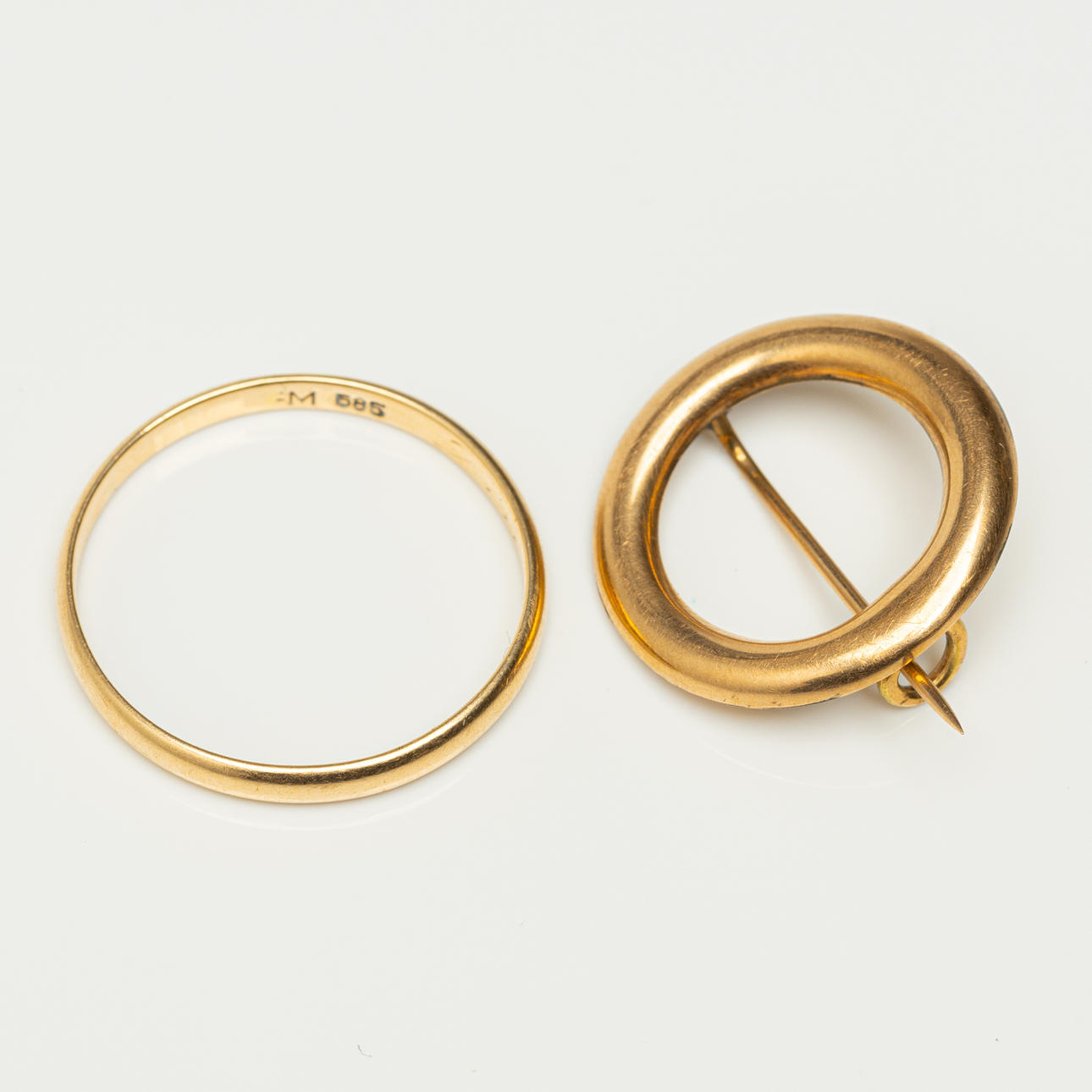 Eine Brosche aus 14 Karat Gold und ein Ring, 20. Jahrhundert.