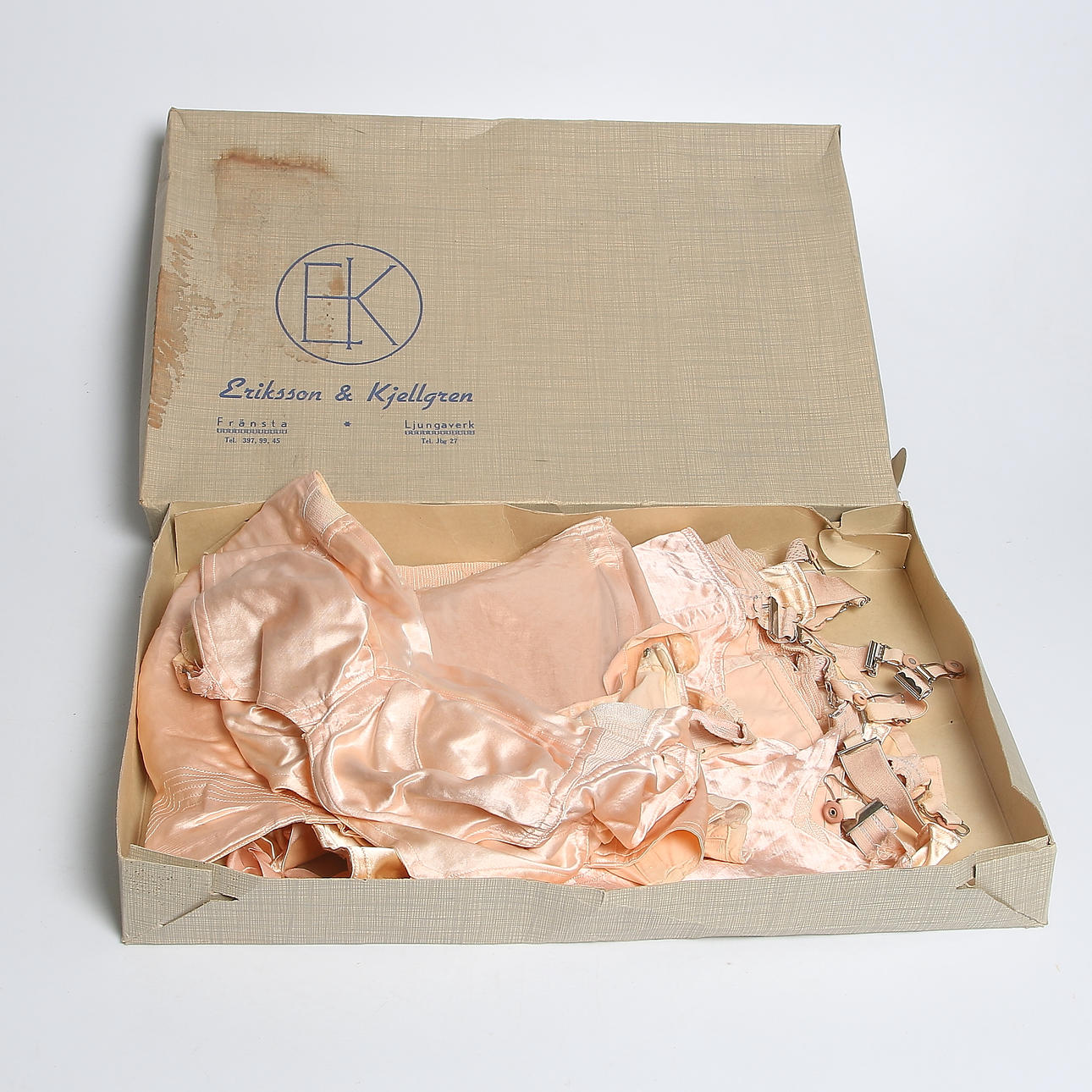 KORSETT, BUSTIER samt HÖFTHÅLLARE, laxrosa satin, 7 delar, 1950-tal. Strl ca 36.