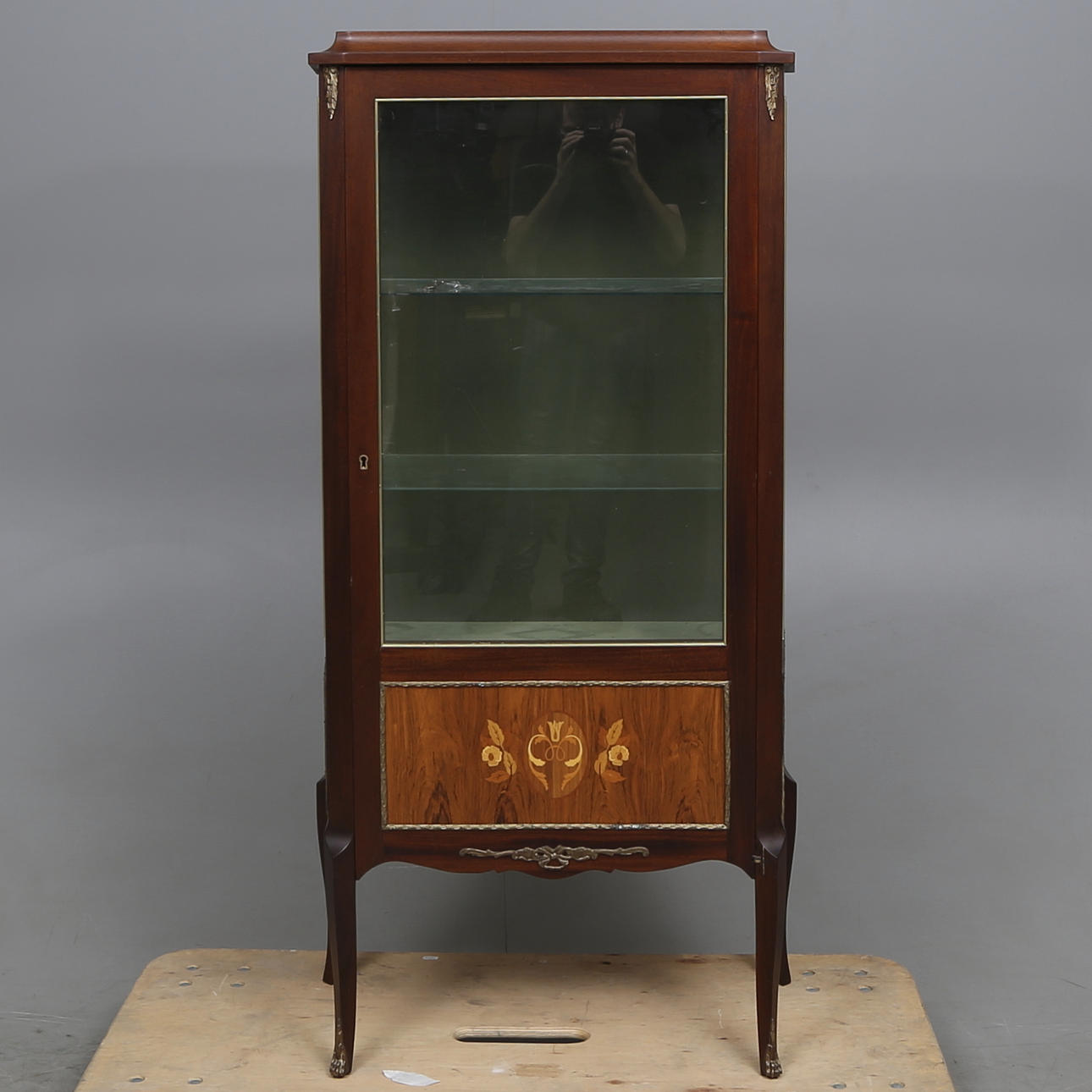 VITRINSKÅP, Louis XVI-stil, 1900-tal.