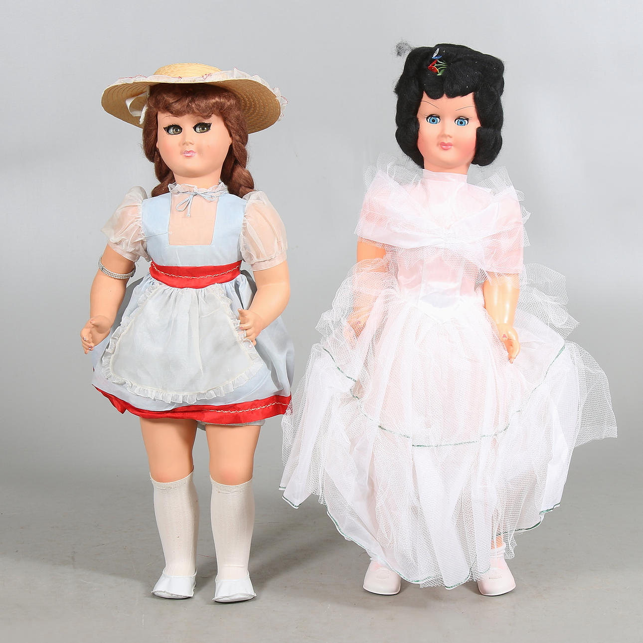 DOCKOR, 2 st. 1940/50-tal. Längd ca 84 cm.