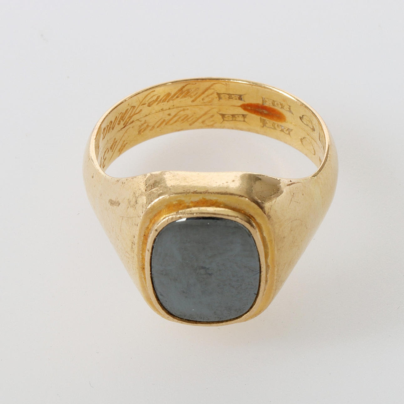 KLACKRING MED HEMATIT, 20K guld.