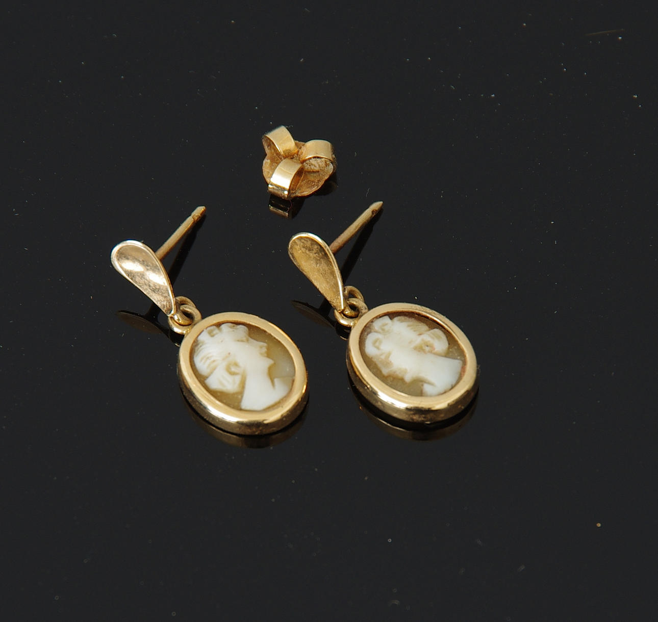 ÖRHÄNGE, 1 par, 18K guld med camé.
