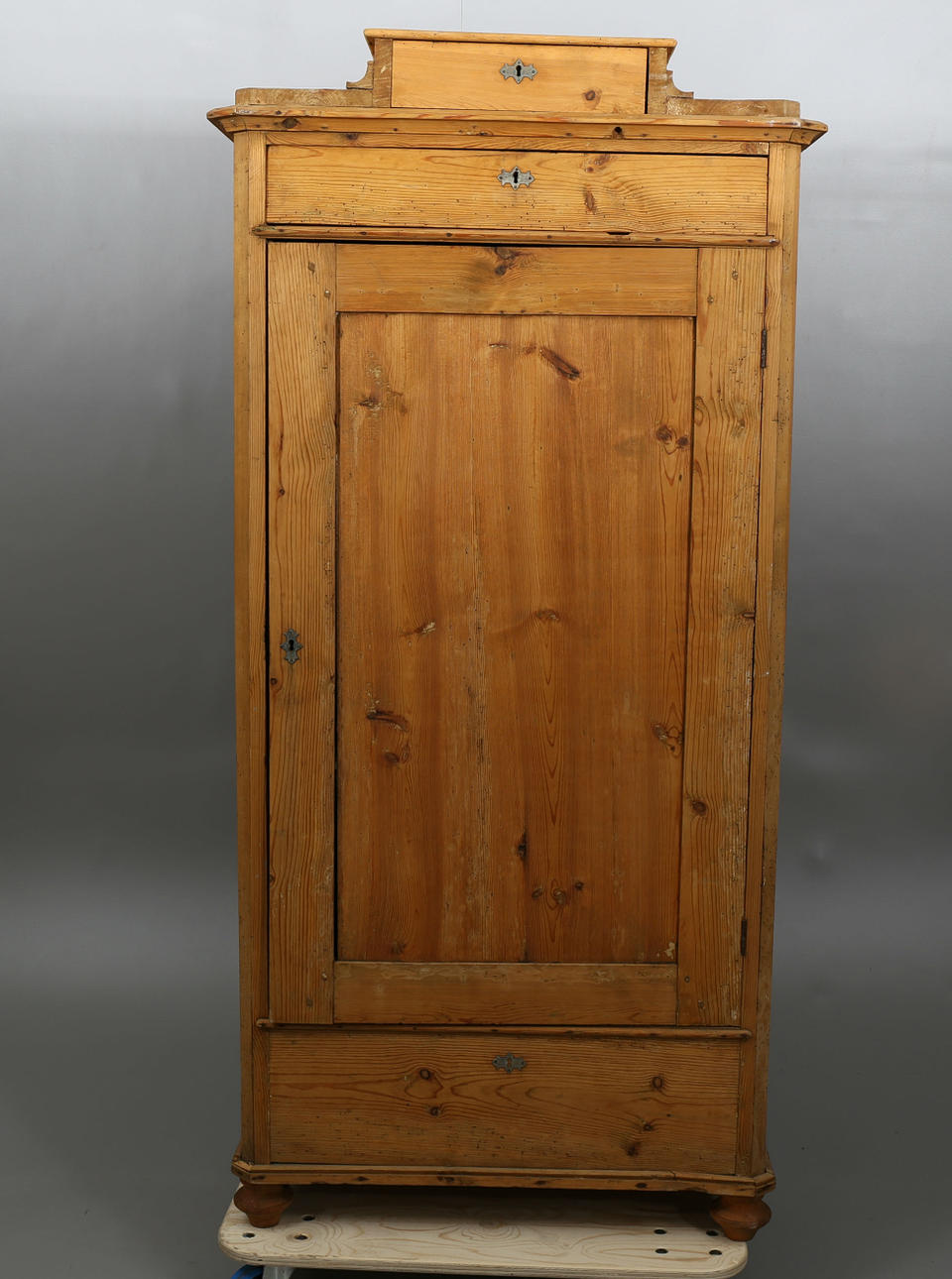 DRÄNGASKÅP, fur, avlutat, 1800-1900-tal.