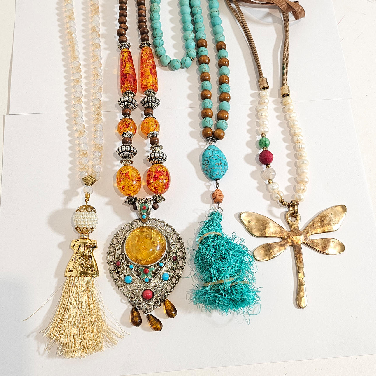 SET AUS VIER FANTASY-HALSKETTEN.