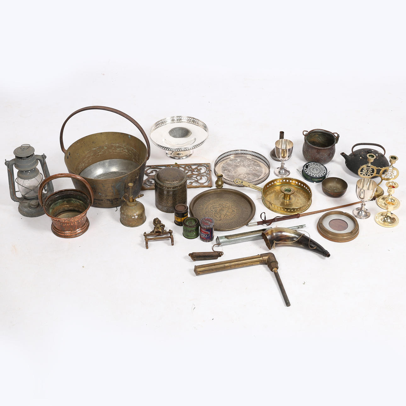 UNA COLECCIÓN DE OBJETOS DE METAL.