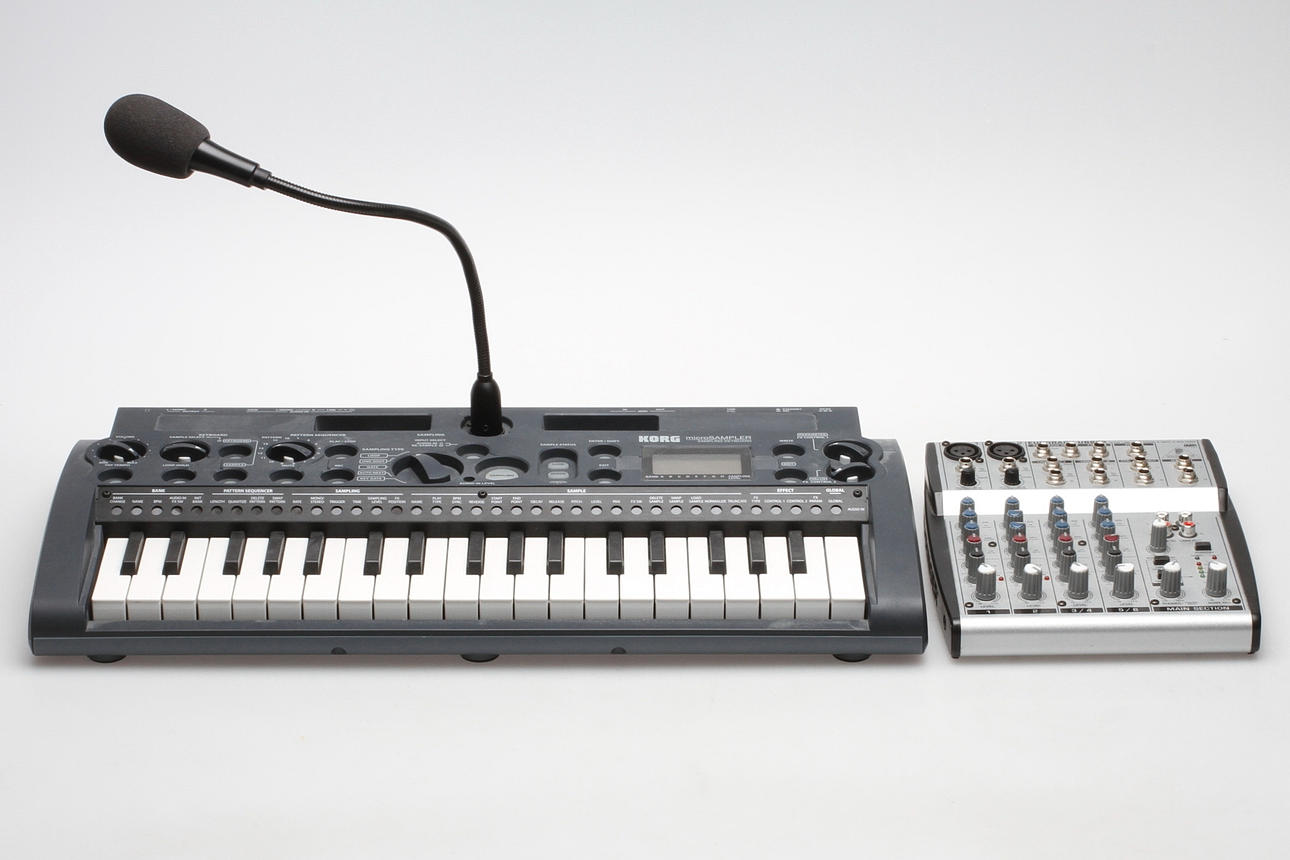 MICROSAMPLER KEYBOARD samt MIXER, Korg, Behringer.