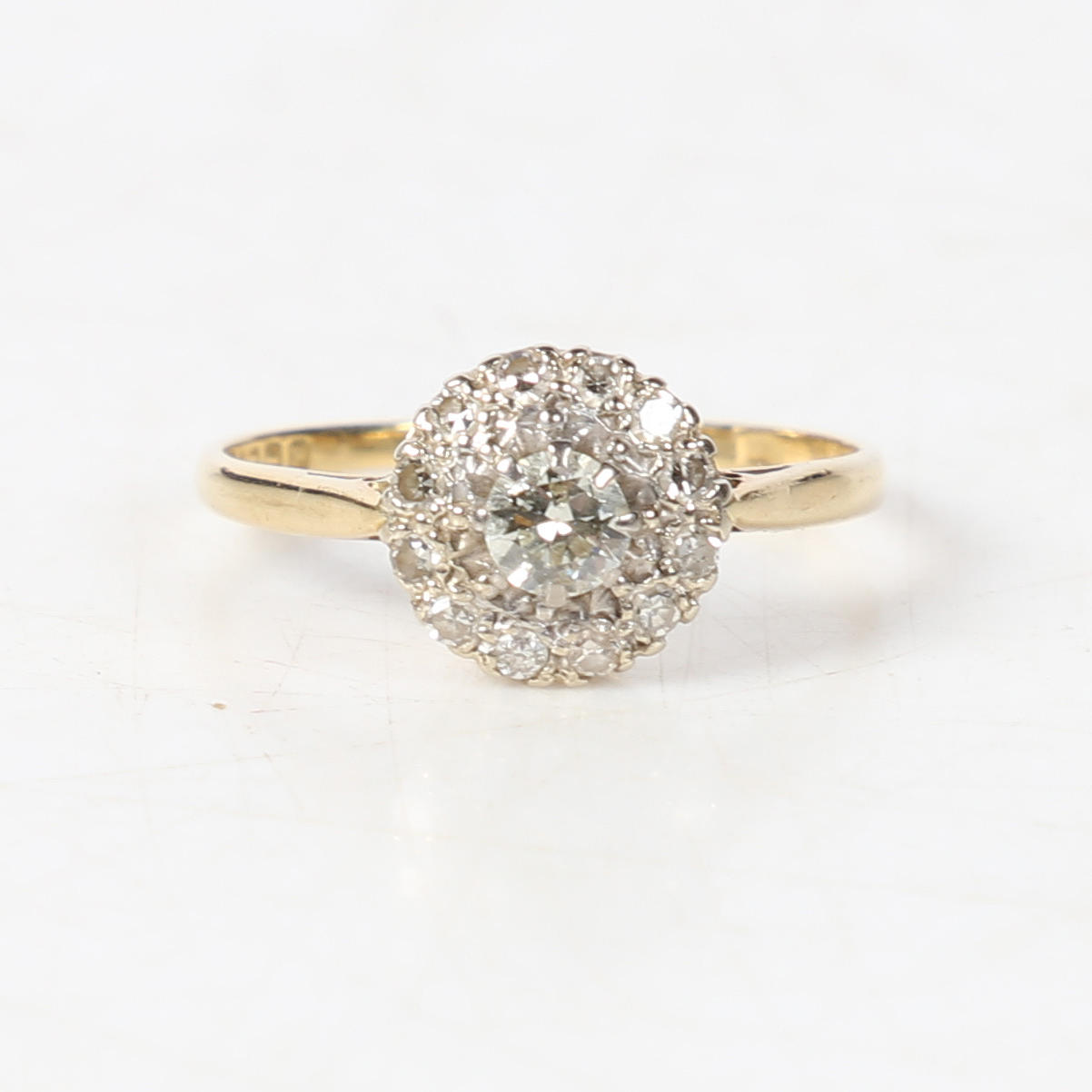 18CT GOLD VINTAGE DIAMOND CLUSTER RING.