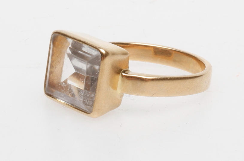 RING, 18k guld, total vikt ca 4,9 gr.
