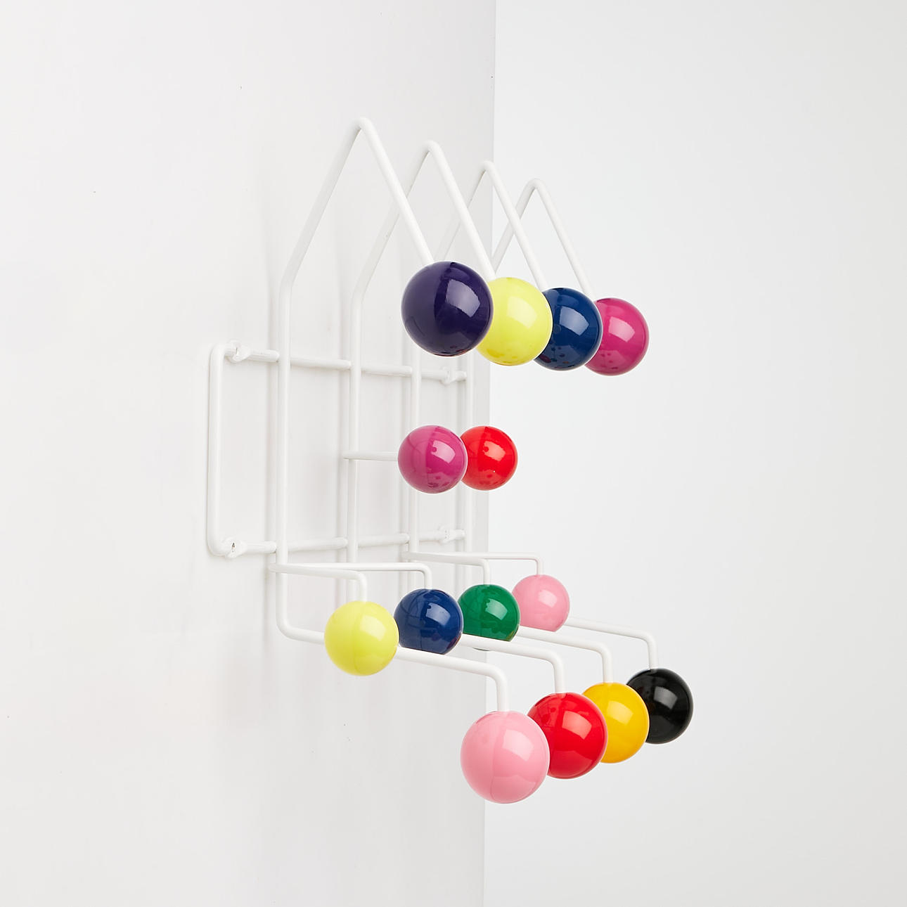 CHARLES UND RAY EAMES. Kleiderbügel, „Hang it all“, Vitra.