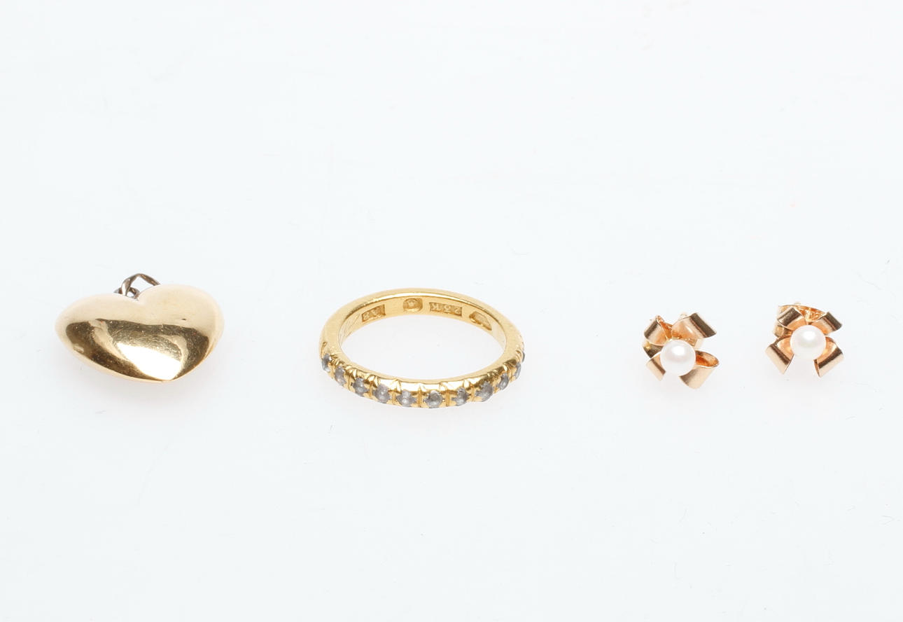 GULDSMYCKEN; 18-23k guld, total vikt ca 4,8 gr.