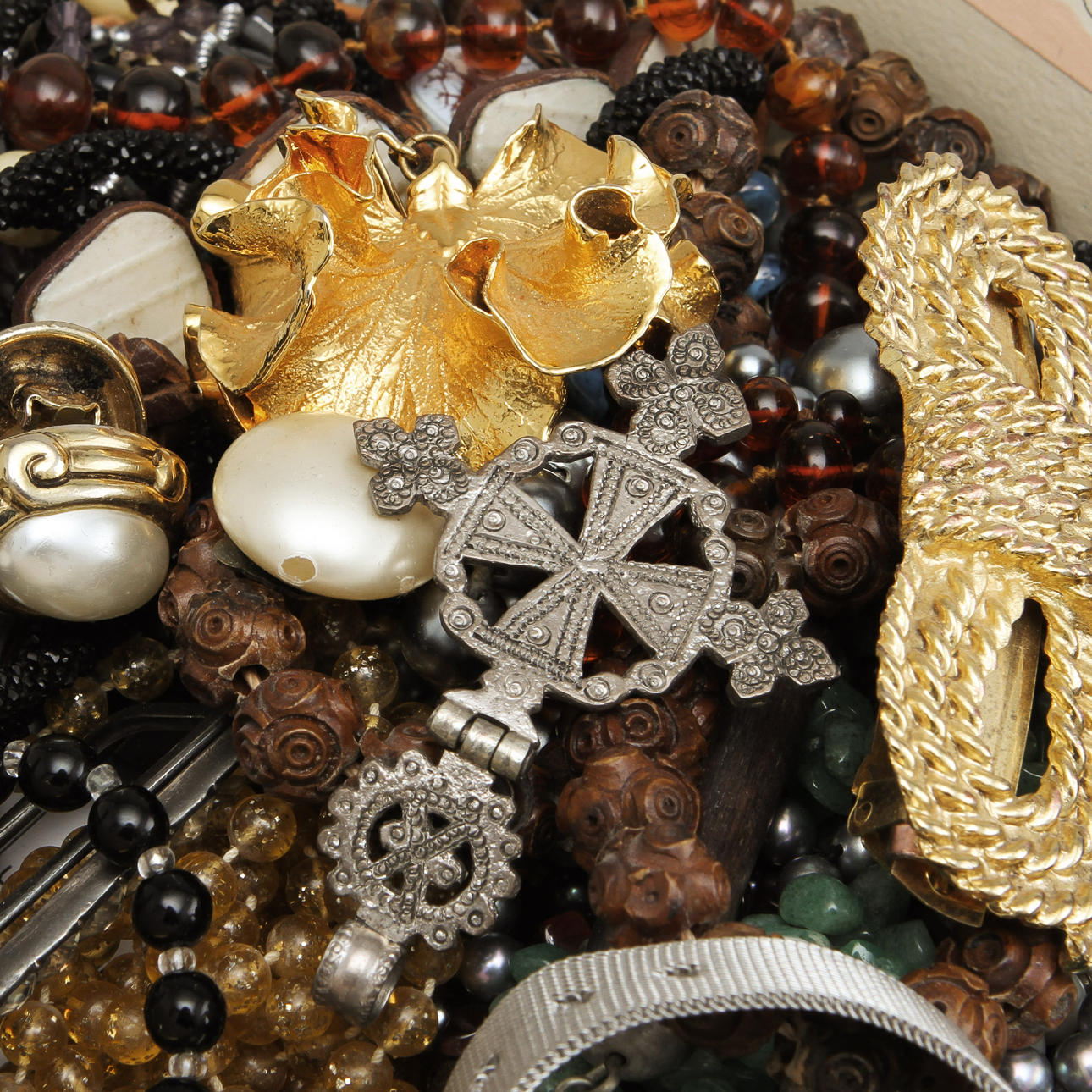 BIJOUTERIER samt ARMBANDSUR, 4 st, 1900-tal.