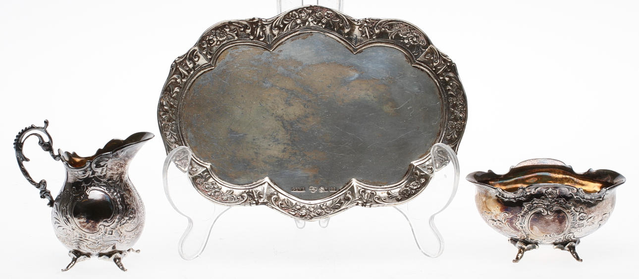 SOCKERSKÅL, GRÄDDKANNA och BRICKA, silver, rokokostil, 316,5 gram.