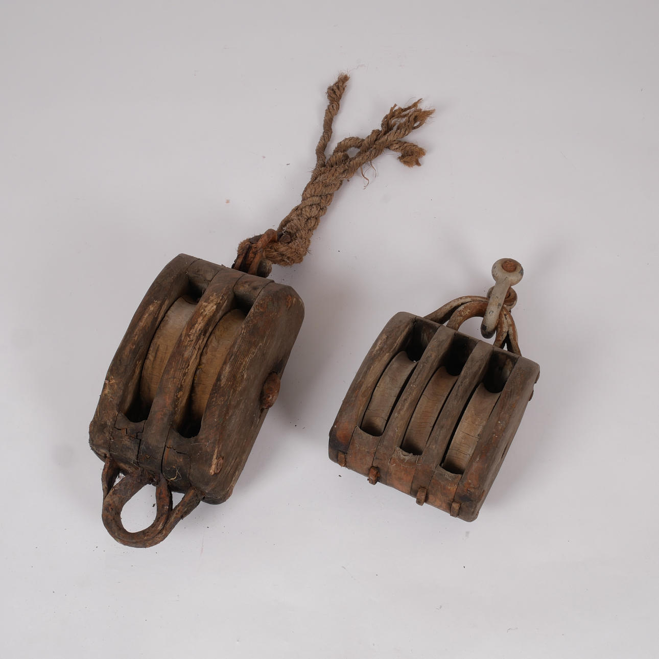 BÅTBLOCK, större, 2 st, trä och järn.