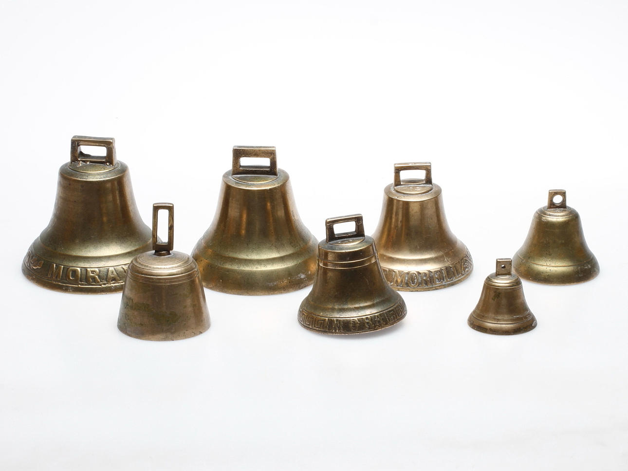 KLOCKOR, malm/mässing, 7 st. 18/1900-tal.