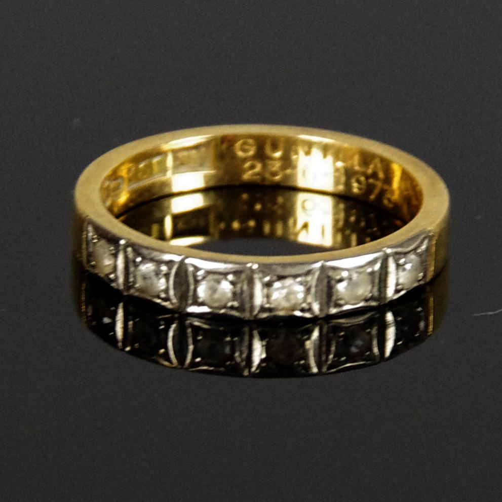 ALLIANSRING, 18 K guld vita stenar.