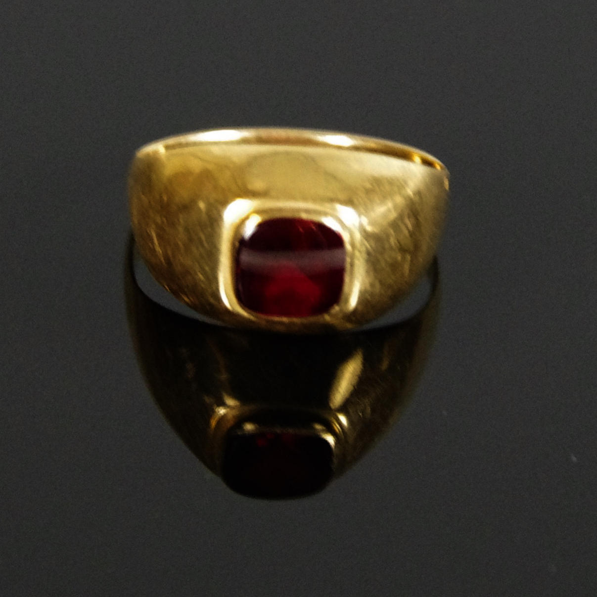 RING, 14 K guld med röd sten.