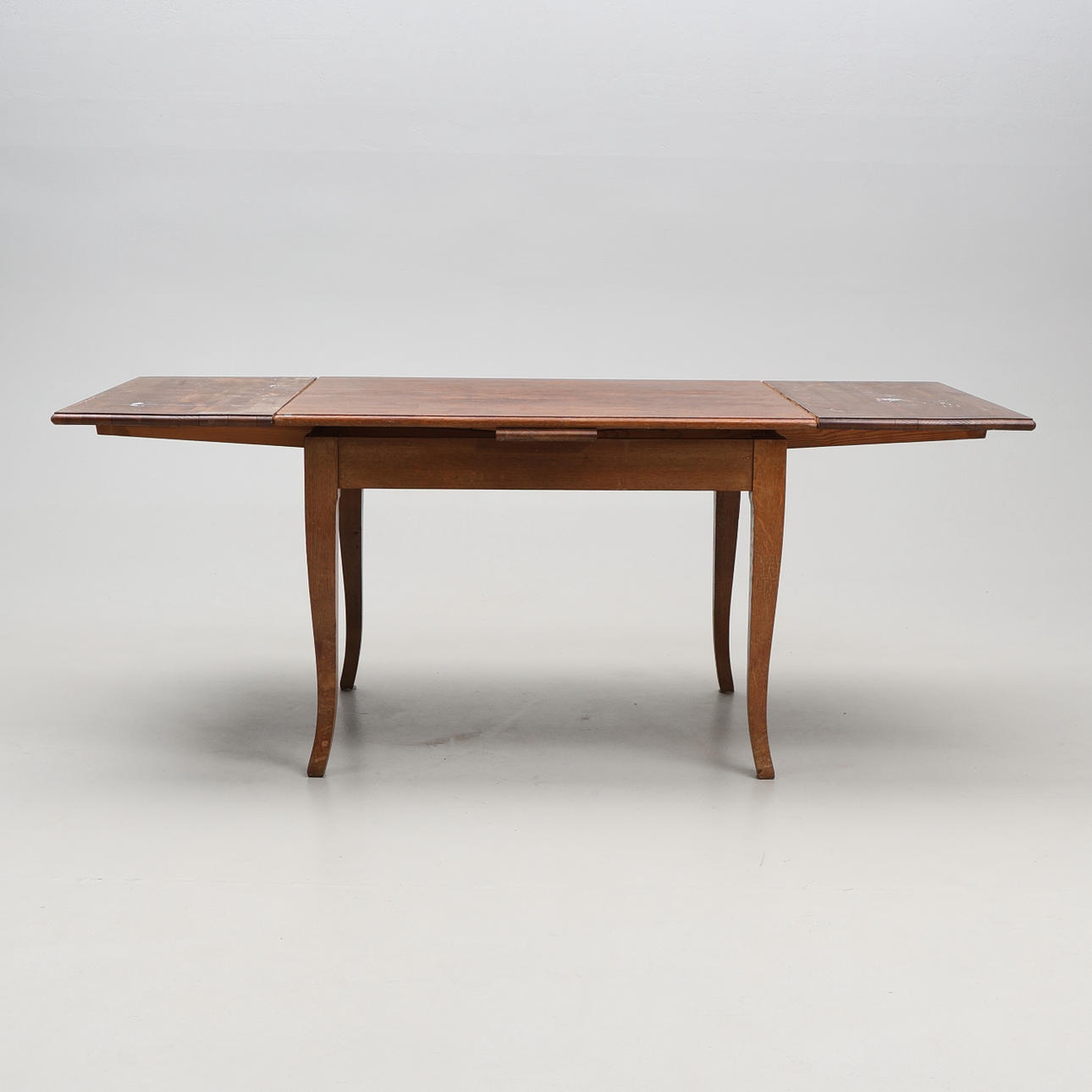 MATBORD, 3 iläggskivor i mörkbetsat trä.