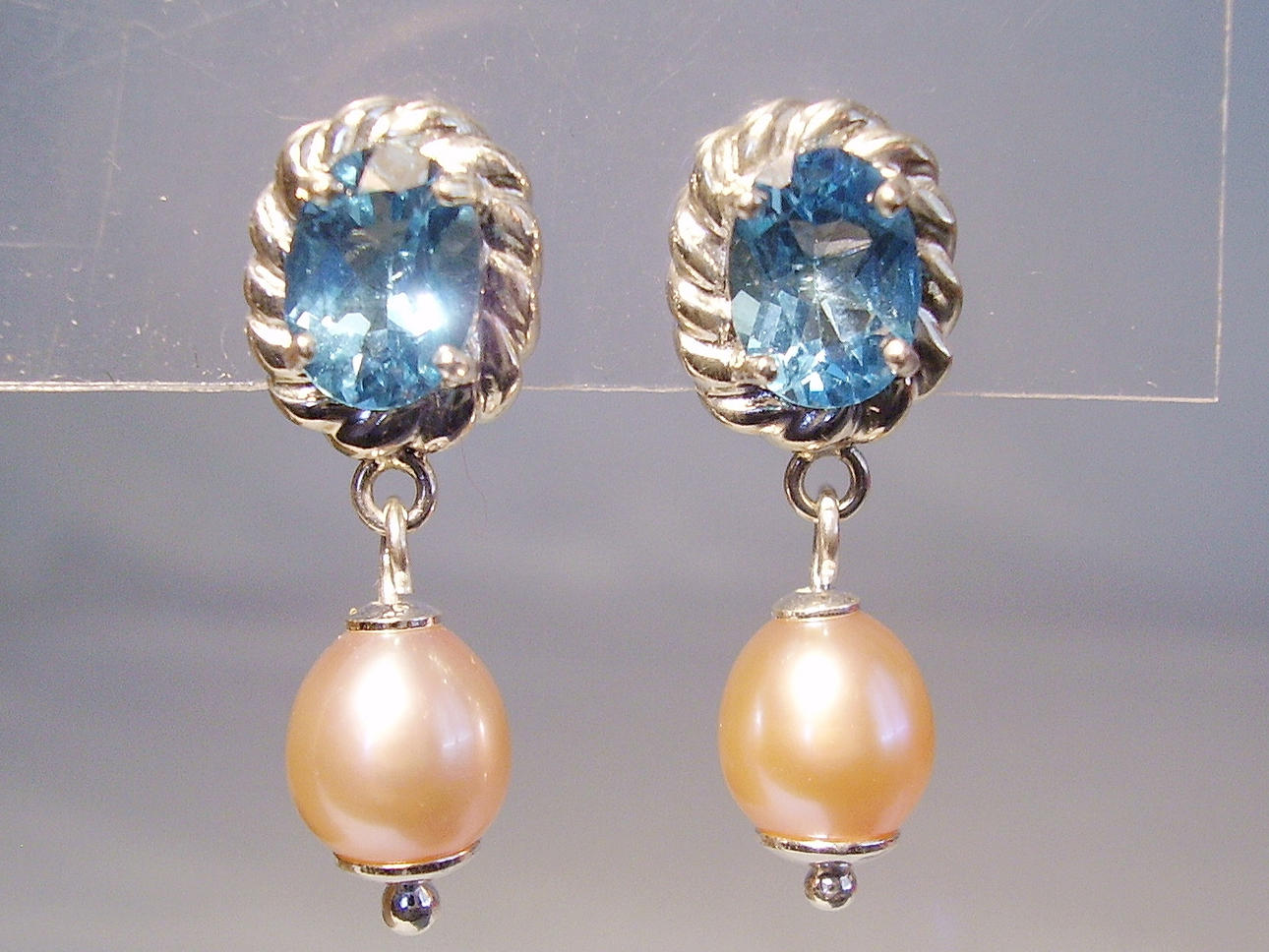 BLUE TOPAZ - PEARL STUD ÖRHÄNGEN handgjorda i 925 silver.