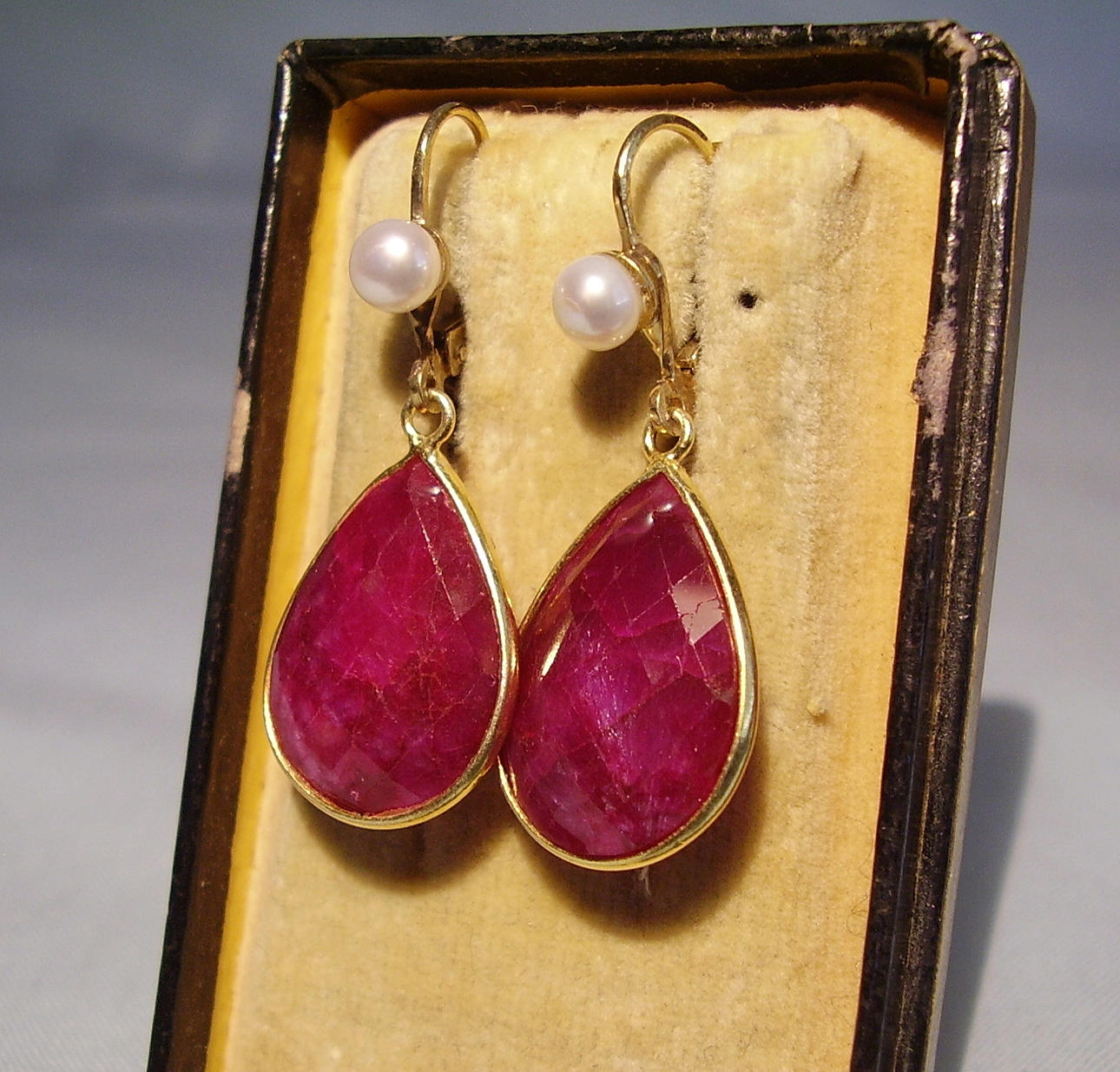 RUBIN ÖRHÄNGEN med stora fasetterade naturliga rubiner på 22,5 ct.